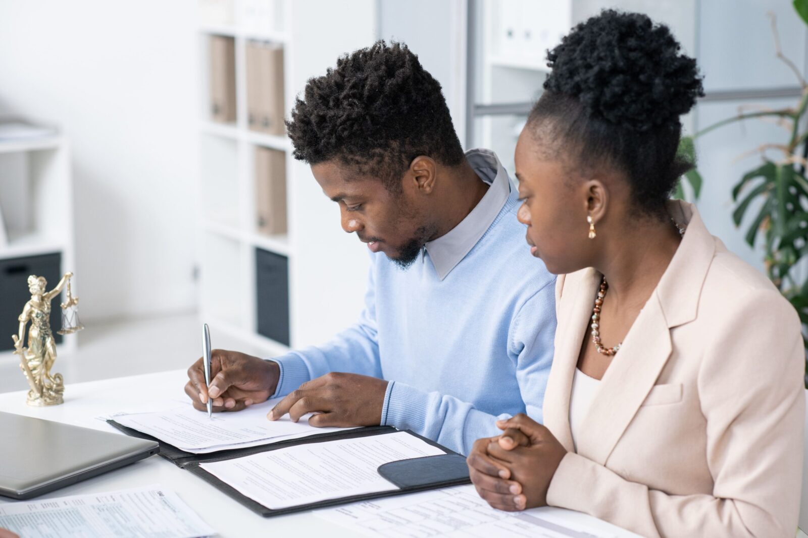 A couple signing divorce before speaking with a divorce solicitor